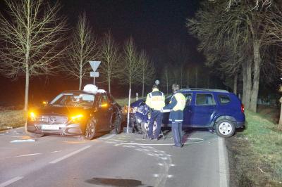 Ebersbach: Fuenf Verletzte bei Unfall - In wendenden Pkw gefahren