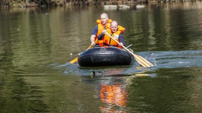 Sindelfingen: Erfolgreiche Tierrettung auf dem Klostersee - Feuerwehr rueckt mir Boot an.