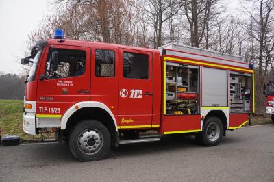 Ebersbach-Krapfenreut: PKW Lenkerin faehrt nach medizinischer Notfall in Wald