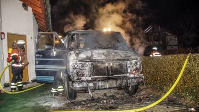 Steinenbronn: Mehrere PKW angezuendet