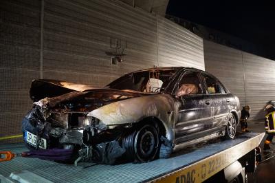 Eislingen : PKW brennt auf B10 - Fahrer bemerkt Brand rechtzeitig