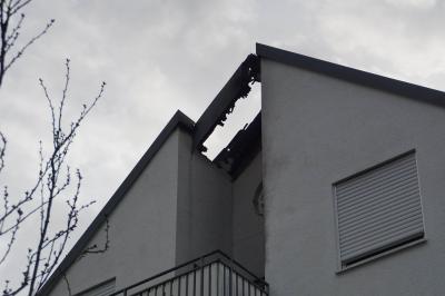 Weinsberg: Dachstuhlvollbrand fuehrt zu einem Grossaufgebot an Rettungs- und Einsatzkraefte