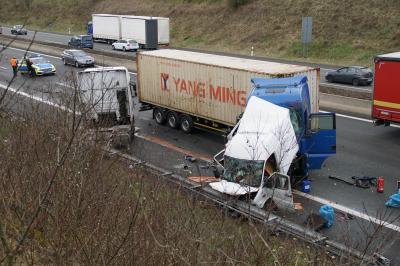 Pforzheim: schwerer Verkehrsunfall mit mehrere Fahrzeugen - mehrere Verletzte