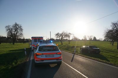 Wangen: PKW kommt von Fahrbahn ab und faehrt Telefonmast um.