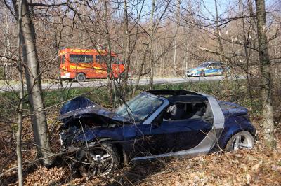 Hattenhofen: Smart fuhr in den Wald - Fahrer verletzt