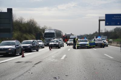 Pforzheim: schwerer Verkehrsunfall auf der A8 bei Pforzheim mit mehreren Fahrzeugen - mehrere Verletzte Personen
