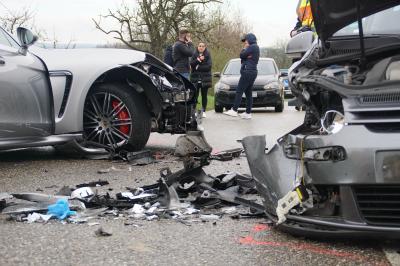 Kieselbronn: schwerer Vu zweier Pkw auf der K4530 - mehrere Verletzte