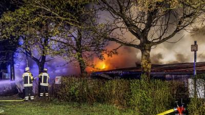 Gaeufelden-Nebringen: Vereinsheim und Gartenhaus brennen lichterloh