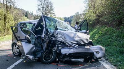 Leinfelden: Schwerer Unfall - PKW kracht gegen Baum