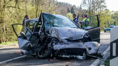 Leinfelden: Schwerer Unfall - PKW kracht gegen Baum