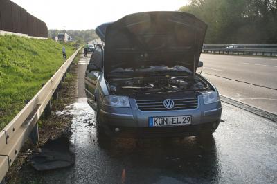 Pforzheim: Ein Pkw geht auf der A8 beim Rasthof Waisenrain in Flammen auf