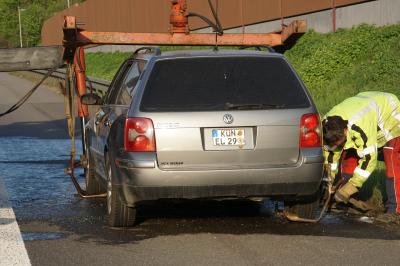 Pforzheim: Ein Pkw geht auf der A8 beim Rasthof Waisenrain in Flammen auf