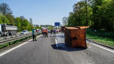 Sindelfingen: Schrott LKW-Anhaenger kippt auf Autobahn um und verliert Ladung