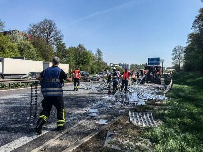 Sindelfingen: Schrott LKW-Anhaenger kippt auf Autobahn um und verliert Ladung