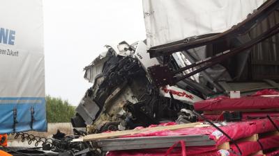 Zuffenhausen: Unfall mit Lkw und Pkw auf der A81 - Bergung laeuft