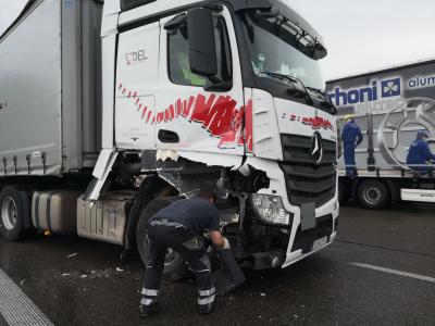Zuffenhausen: Unfall mit Lkw und Pkw auf der A81 - Bergung laeuft