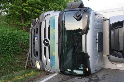 Straubenhardt-Schwann: Verkehrsunfall mit einem Lastwagen vom Lebensmittelhandel - Berufsverkehr beeintraechtigt