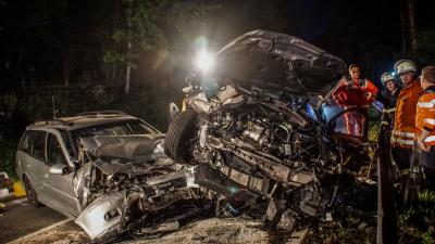 Waldenbuch: PKW kracht schlingernd in Gegenverkehr - zwei schwer Verletzte