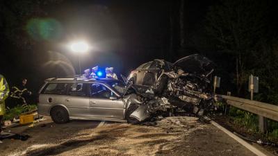Waldenbuch: PKW kracht schlingernd in Gegenverkehr - zwei schwer Verletzte