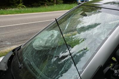 Dobel: schwerer Frontalzusammenstoss zwischen zwei Pkw nach missgluecktem Ueberholversuch - mehrere Personen teils schwer Verletzt