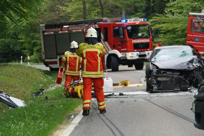 Dobel: schwerer Frontalzusammenstoss zwischen zwei Pkw nach missgluecktem Ueberholversuch - mehrere Personen teils schwer Verletzt