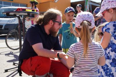 Gondelsheim: Gewerbegebietsfest wo Firmen, Feuerwehr und Rotes Kreuz sich praesentieren