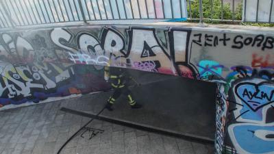 Sindelfingen: Kartonagen brennen in Fussgaengerunterfuehrung in Sindelfingen