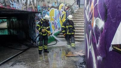 Sindelfingen: Kartonagen brennen in Fussgaengerunterfuehrung in Sindelfingen