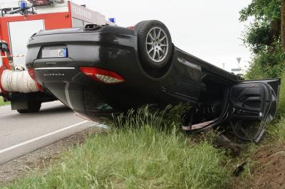 Maulbronn: Porsche Fahrer kommt von Fahrbahn ab und ueberschlaegt sich - eine Verletzte Person