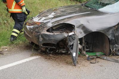 Maulbronn: Porsche Fahrer kommt von Fahrbahn ab und ueberschlaegt sich - eine Verletzte Person