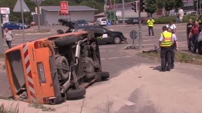 Goeppingen: Schwerer Verkehrsunfall - PKW liegt auf Seite