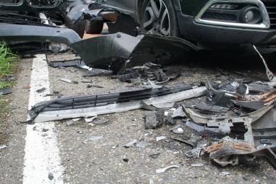 Neuenbuerg: schwerer Verkehrsunfall mit drei beteiligte Fahrzeuge - mehrere Verletzte