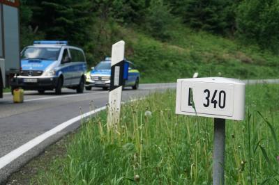 Neuenbuerg: schwerer Verkehrsunfall mit drei beteiligte Fahrzeuge - mehrere Verletzte