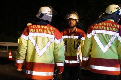 Neuenbuerg: schwerer Verkehrsunfall mit ueberschlagenem Pkw - mehrere Verletzte