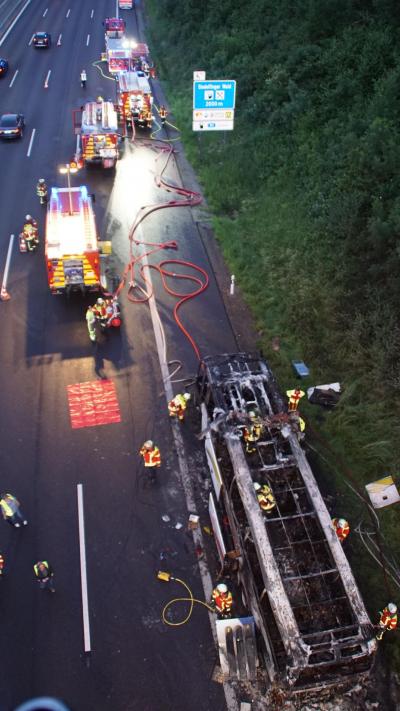 Leonberg:Reisebus brennt nach technischem Defekt voellig