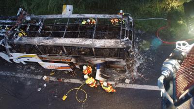 Leonberg:Reisebus brennt nach technischem Defekt voellig