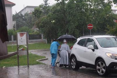 Kirchheim / Hochdorf: Starkregen setzt Klinik Unterwasser - In Hochdorf steht das Wasser 1,5 Meter hoch