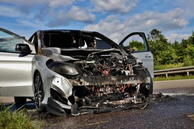 Schorndorf: Fahrzeugbrand auf der Bundesstrasse - Feuerwehr im Einsatz