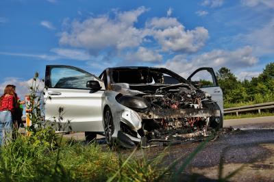 Schorndorf: Fahrzeugbrand auf der Bundesstrasse - Feuerwehr im Einsatz