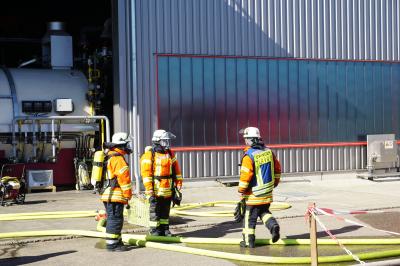 Uhingen: Brand in Haerterei einer Firma - Flammen schlagen aus Kamin