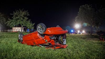 Waldenbuch: PKW kommt von der Strasse ab und fliegt auf einer Wiese