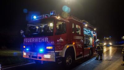 Waldenbuch: PKW kommt von der Strasse ab und fliegt auf einer Wiese