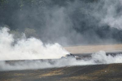 Eisingen: Heuballenpresse fuehrt zu einem grossen Flaechenbrand