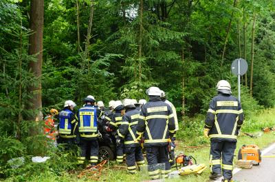 Goeppingen: Schwerer Verkehrsunfall Richtung Hohenstaufen  - 24-Jaehrige schwerst verletzt - Rettung dauert 86 Minuten
