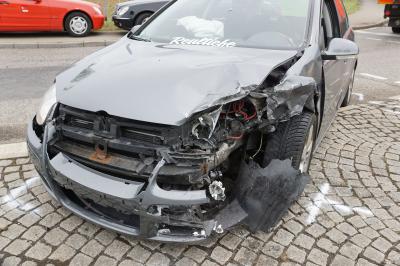 Uhingen: Kreuzungscrash fordert verletzte