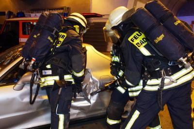 Bad-Wildbad: eine Grossuebung im Meisterntunnel fordert die Einsatzkraefte der Feuerwehr und dem Rettungsdienst