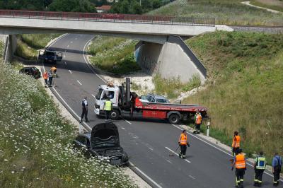 Suessen: schwerer Verkehrsunfall auf der B466 - 3 PKW Totalschaden und mehrere Verletzte darunter auch Kinder