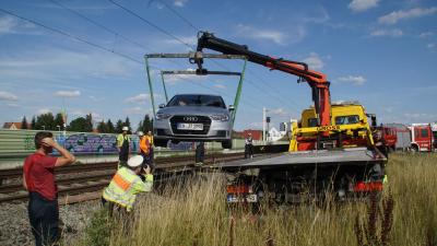 Renningen: PKW landet im Gleisbett - langwierige Bergung