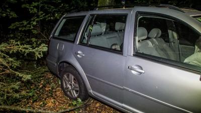 Weil im Schoenbuch: PKW kommt von der Strasse ab und landet im Wald - Fahrer schwer verletzt