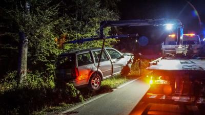 Weil im Schoenbuch: PKW kommt von der Strasse ab und landet im Wald - Fahrer schwer verletzt